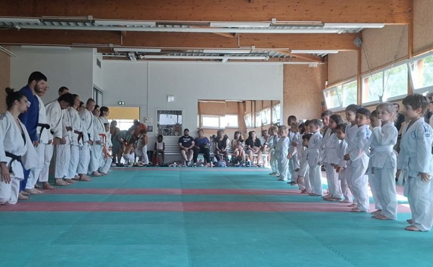 Premiere vague de remise de ceinture ... Ils sonts fiers nos jeunes!